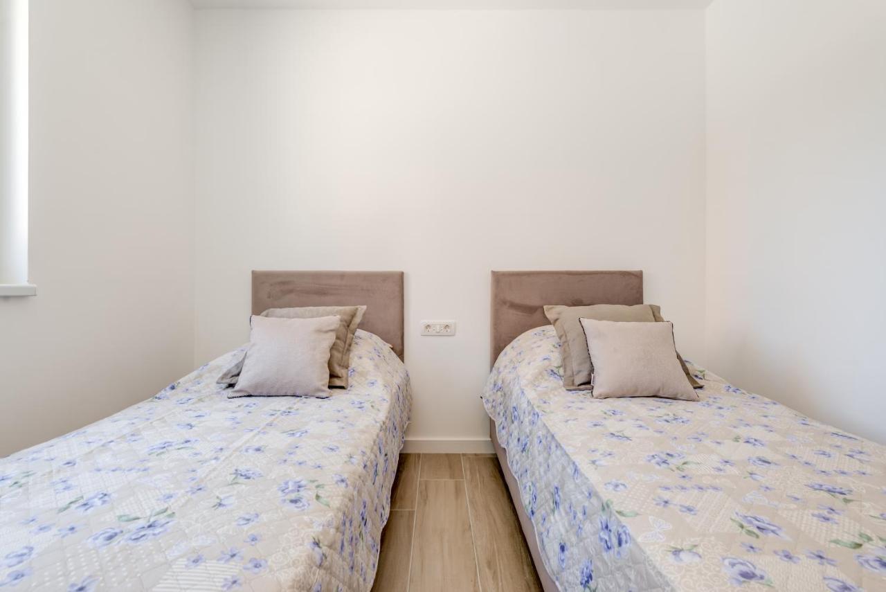 New, Private Heated Swimming Pool, Free Parking, Trogir Centar Apartment Luaran gambar