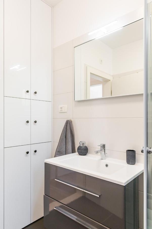 New, Private Heated Swimming Pool, Free Parking, Trogir Centar Apartment Luaran gambar