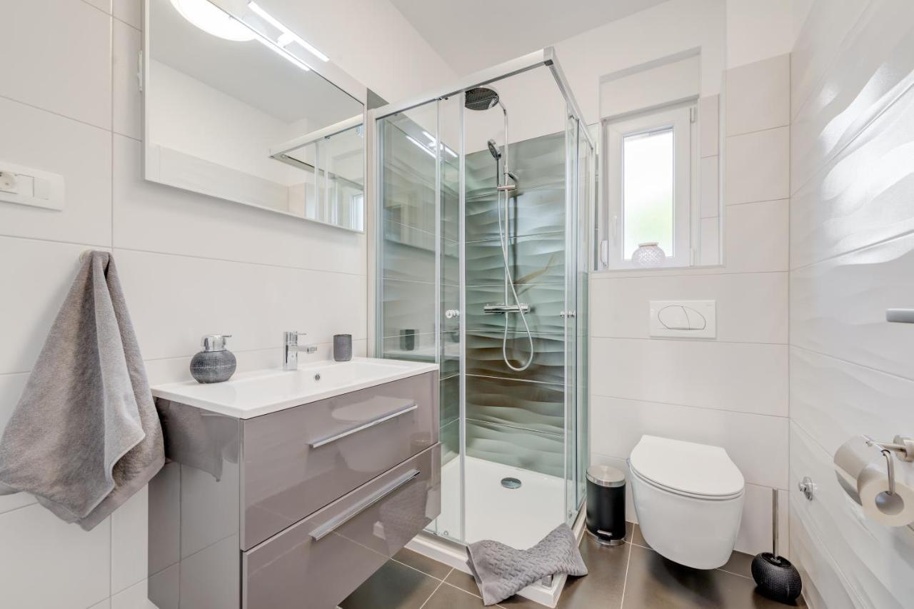 New, Private Heated Swimming Pool, Free Parking, Trogir Centar Apartment Luaran gambar